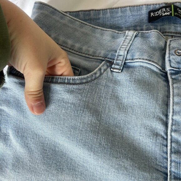 Riders By Lee Womens 8M Curvy Fit Bermuda Stretch Light Denim Summer Shorts - Picture 3 of 9